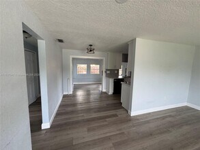 6868 NW 28th St in Sunrise, FL - Building Photo - Building Photo