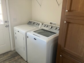 70 Montecito Dr in Pahrump, NV - Foto de edificio - Building Photo