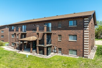 Westgate Apartments in Cedar Rapids, IA - Foto de edificio - Building Photo