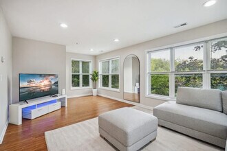 2424 Lyndale Ave S in Minneapolis, MN - Foto de edificio - Building Photo