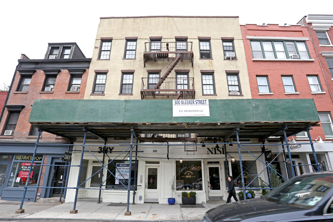 300-302 Bleecker St in New York, NY - Building Photo