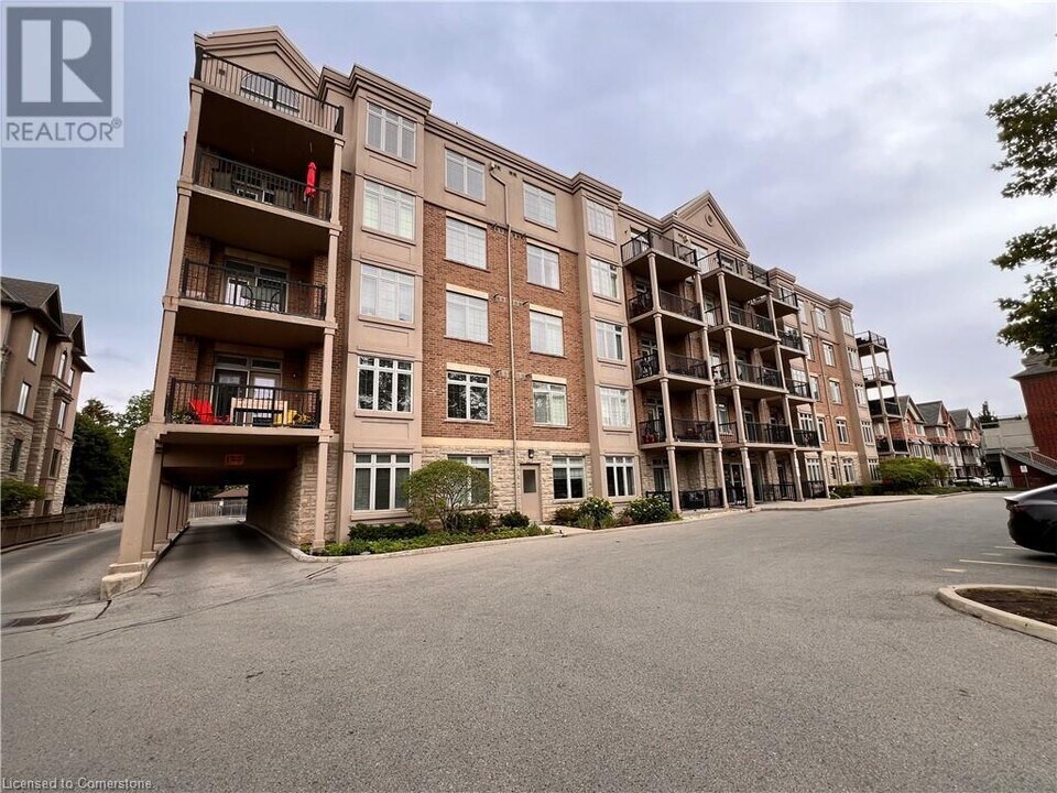 396 Plains Rd E in Burlington, ON - Building Photo