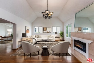 459 S Bundy Dr in Los Angeles, CA - Foto de edificio - Building Photo