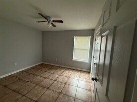 311 Kansas St in Bacliff, TX - Building Photo