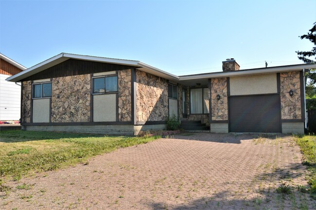 property at 10607-10106 106 St
