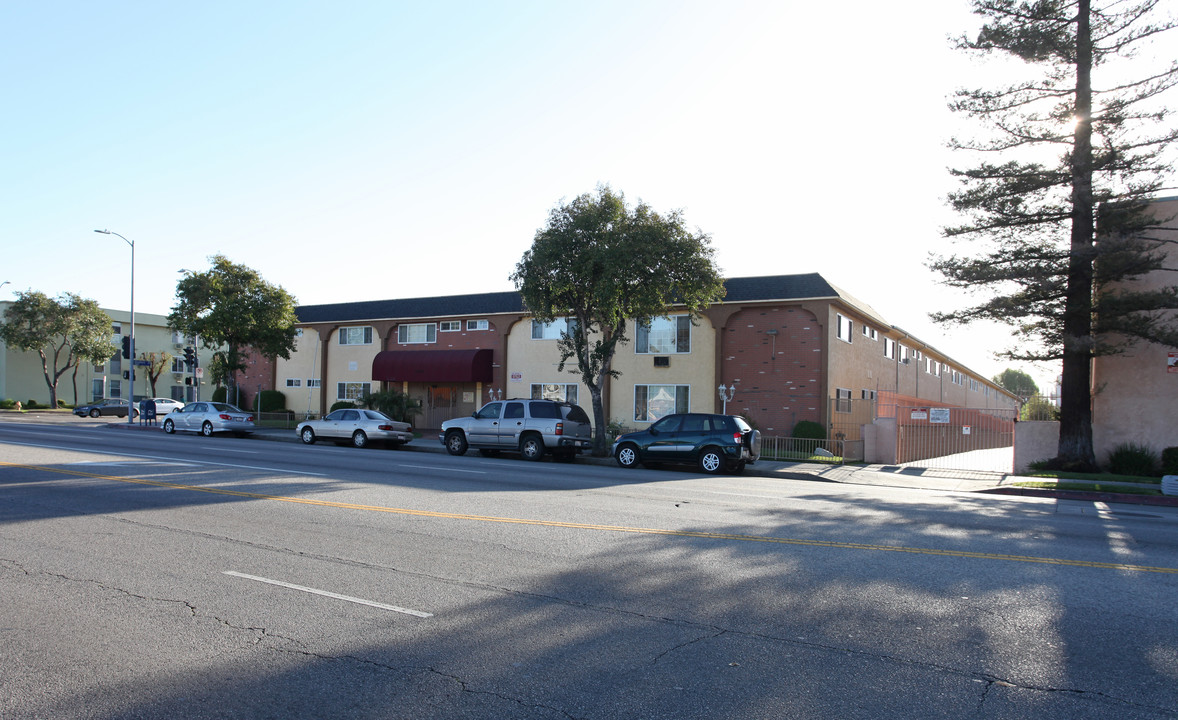 Woodman Partnership Apartments in Van Nuys, CA - Building Photo