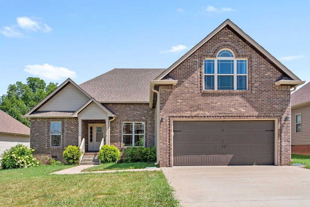 1029 Garner Hills Dr in Clarksville, TN - Building Photo