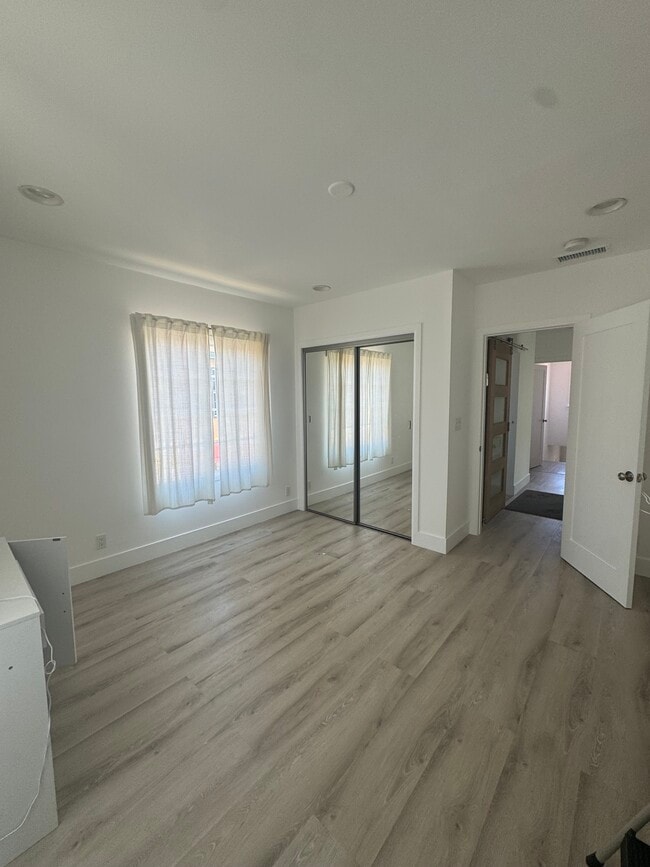 1339 S Mansfield Ave, Unit top unit in Los Angeles, CA - Building Photo - Building Photo