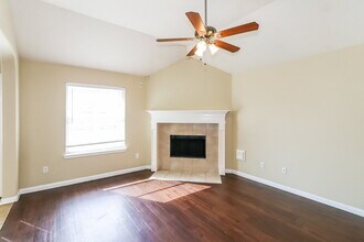 5203 Lost Cove Ln in Spring, TX - Foto de edificio - Building Photo