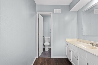 642 NW Valleybrook Rd in Blue Springs, MO - Building Photo - Building Photo