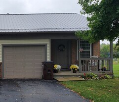 1090 Ann Lane, Unit 1090 in Harrisburg, OH - Building Photo