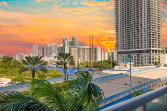 2602 E Hallandale Beach Blvd in Hallandale Beach, FL - Foto de edificio - Building Photo