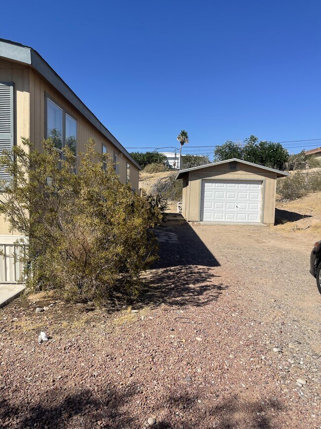1632 Sierra Vista Dr in Bullhead City, AZ - Building Photo - Building Photo
