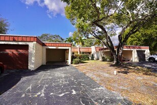 6555 NW 99th Ave in Tamarac, FL - Building Photo