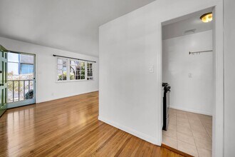 408 Venice Way, Unit 410 in Los Angeles, CA - Building Photo - Building Photo