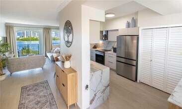 3255 NE 184th St in Aventura, FL - Building Photo - Building Photo