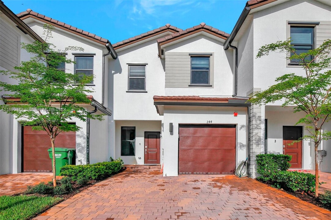 244 SW 159th Terrace in Pembroke Pines, FL - Foto de edificio