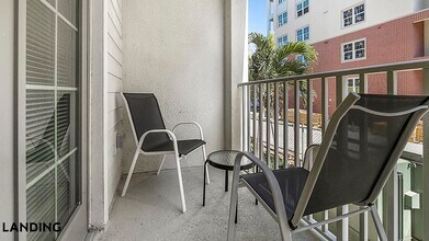 2220 W First St, Unit 165 in Ft. Myers, FL - Building Photo - Building Photo