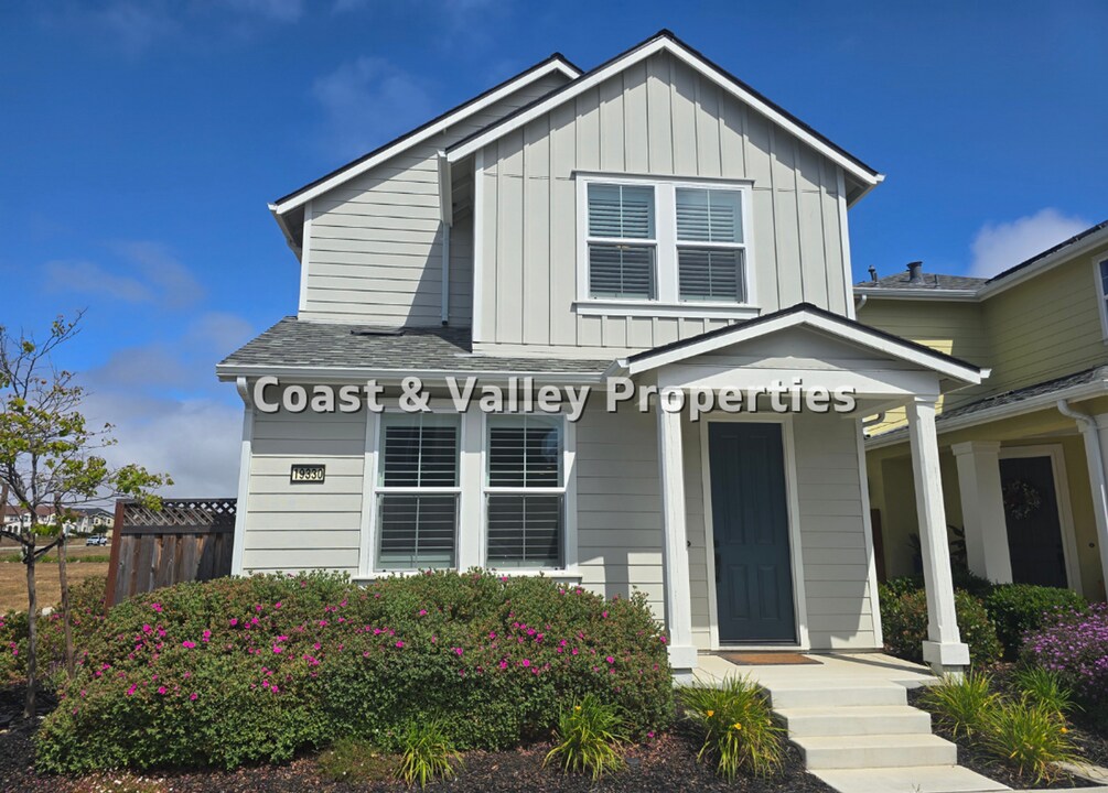 19330 Stonehenge Ln in Marina, CA - Building Photo