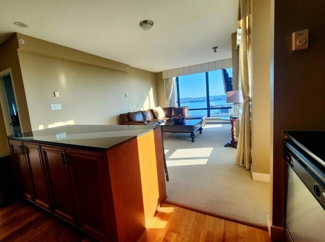 151 2nd St W in North Vancouver, BC - Building Photo - Building Photo