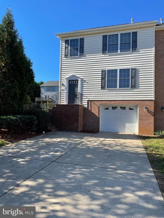 2083 Honeysuckle Ln in Winchester, VA - Building Photo