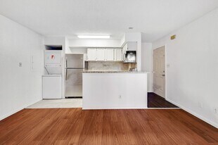 9823 Walnut St, Unit L304 in Dallas, TX - Building Photo