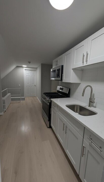 27 W Somerset St in Raritan, NJ - Building Photo