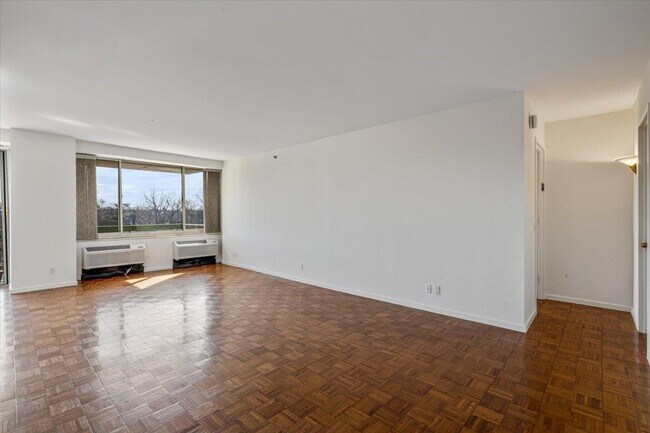 100 Hilton Ave in Garden City, NY - Building Photo - Building Photo