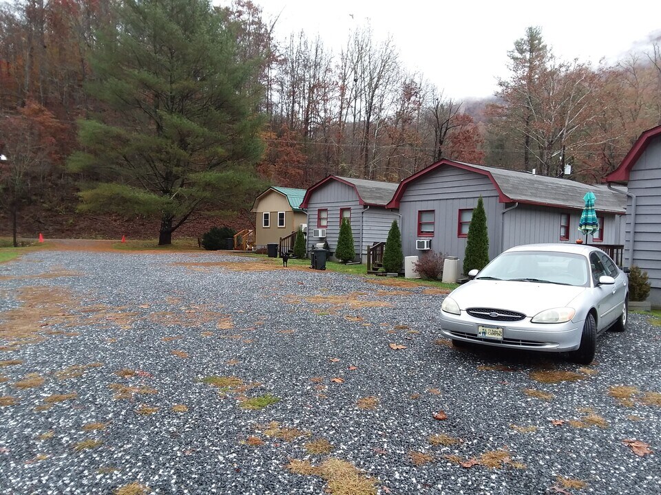 17 Mothergoose Ln in Cullowhee, NC - Building Photo