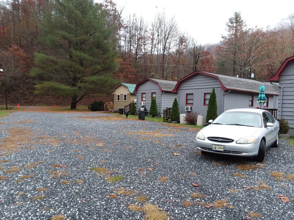 25 Mothergoose Ln in Cullowhee, NC - Building Photo