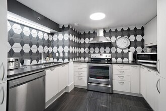 230 R. Sherbrooke E in Montréal, QC - Building Photo - Building Photo