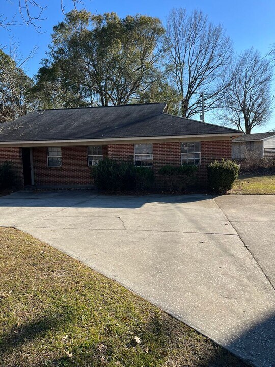 800 Robin Hood Trail in Statesboro, GA - Building Photo