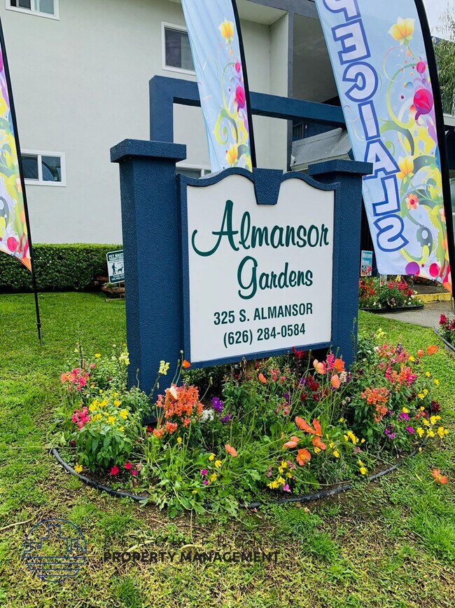 325 S. Almansor in Alhambra, CA - Foto de edificio - Building Photo