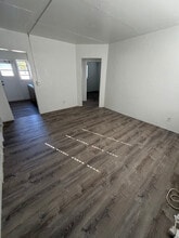 725 NW 100th St in Miami, FL - Foto de edificio - Building Photo