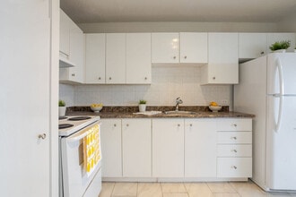 Le Saphir in St. Laurent, QC - Foto de edificio - Building Photo