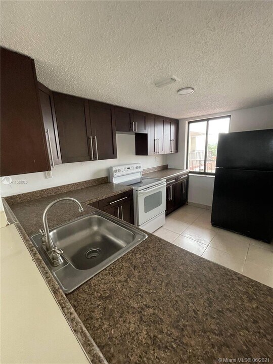 9915 W Okeechobee Rd-Unit -2-503 in Hialeah Gardens, FL - Building Photo