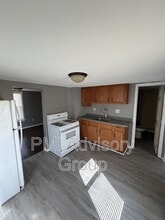 323 1/2 SW Lindenwood Ave in Topeka, KS - Building Photo - Building Photo
