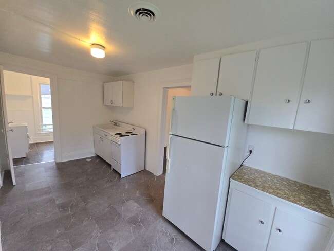 22 Clinton St, Unit 4 in Norwich, NY - Building Photo - Building Photo