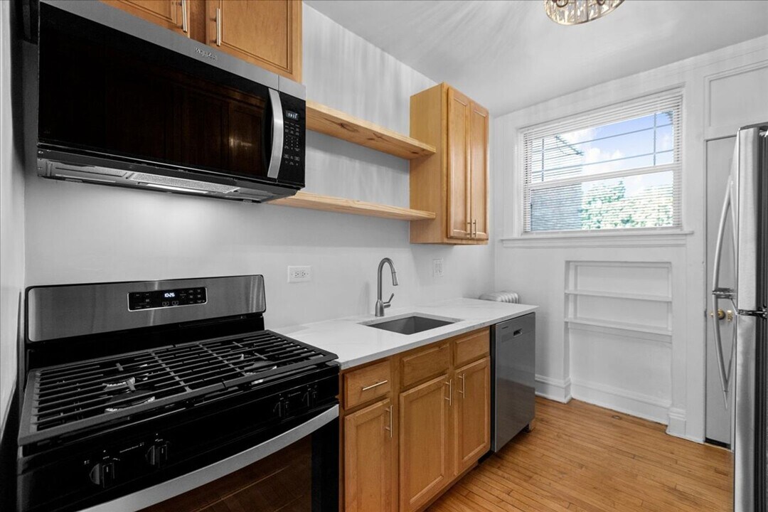 1735 W Thorndale Ave in Chicago, IL - Building Photo