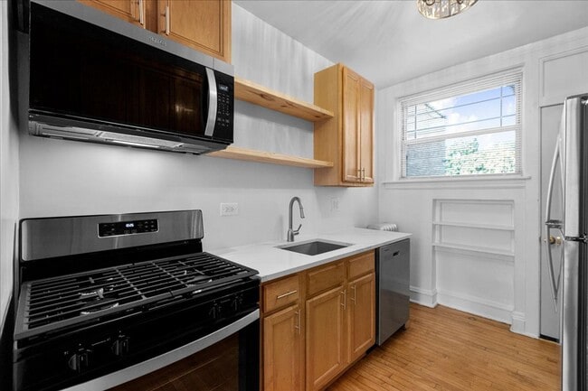 property at 1735 W Thorndale Ave