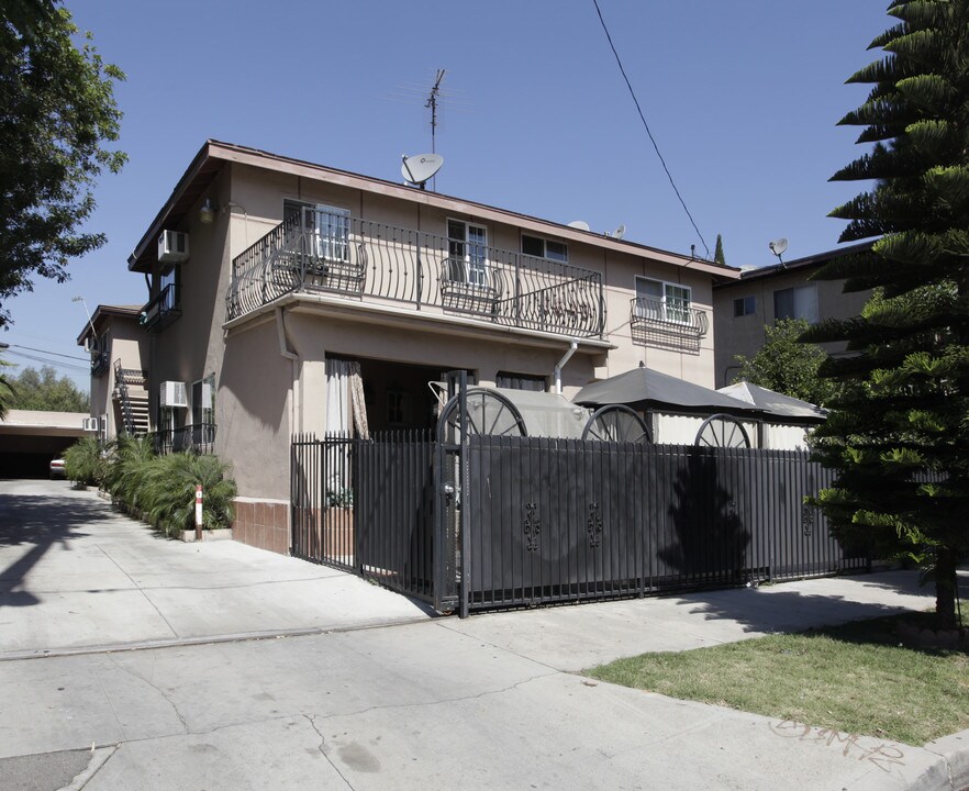 6843 Hinds Ave in North Hollywood, CA - Building Photo