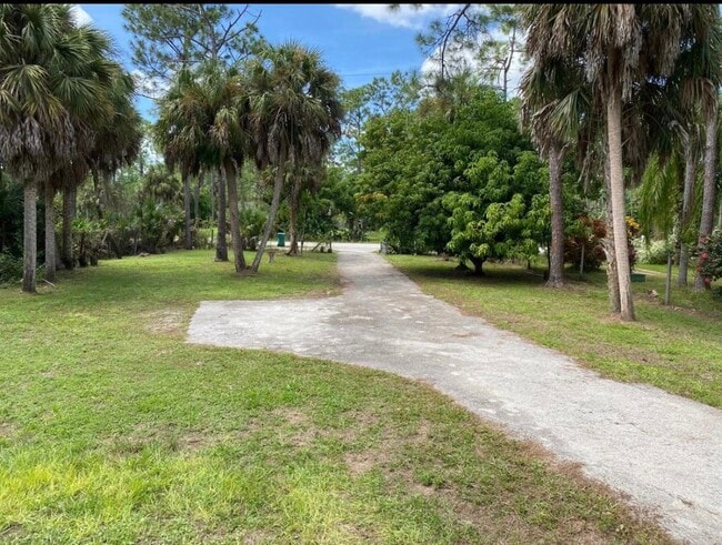 580 5th St SW in Naples, FL - Foto de edificio - Building Photo