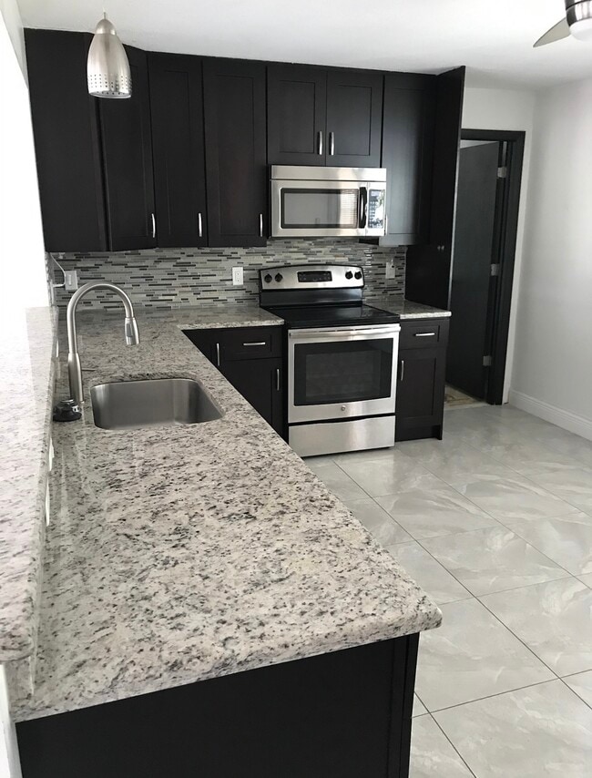 1320 Milano Dr in Naples, FL - Building Photo - Building Photo