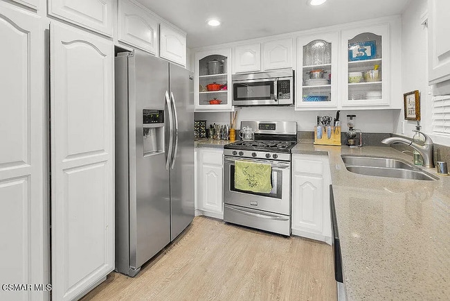 1340 E Hillcrest Dr in Thousand Oaks, CA - Building Photo - Building Photo