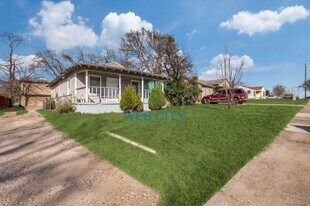 1323 Grinnell St in Dallas, TX - Building Photo