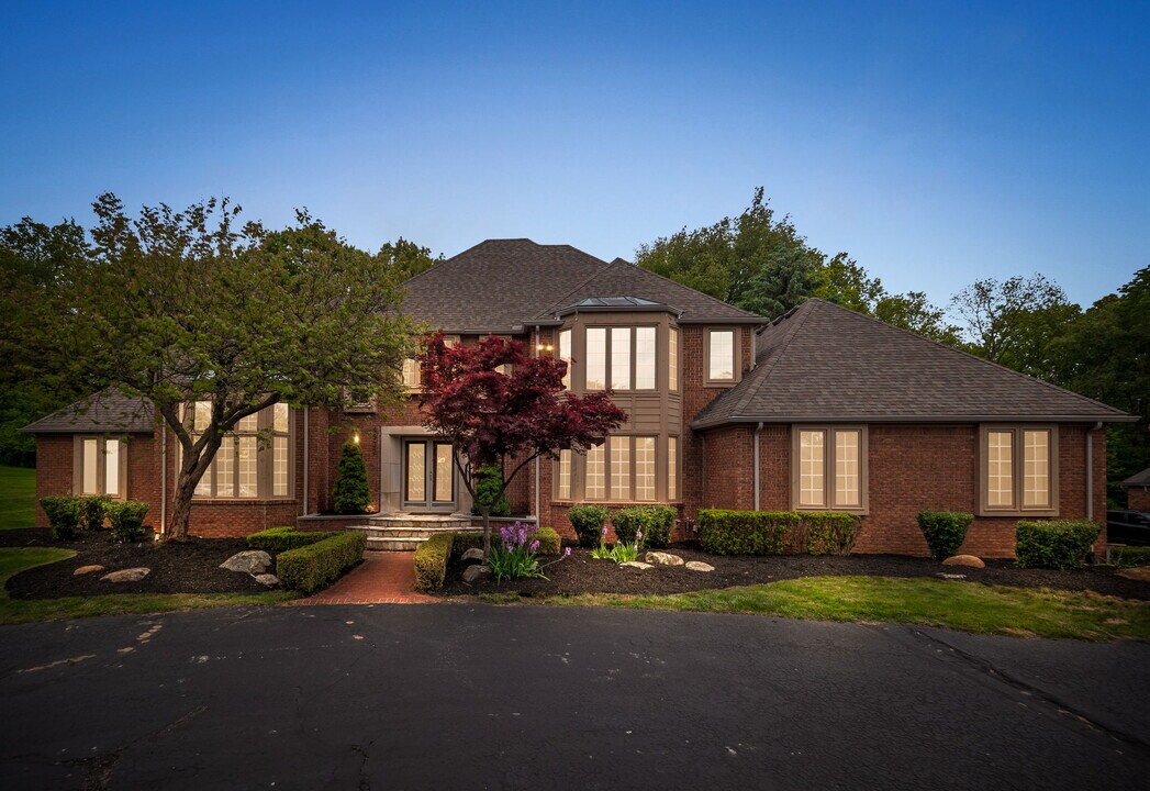 4932 Susans Way in Bloomfield Hills, MI - Building Photo