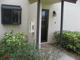 5769 Gardens Dr in Sarasota, FL - Foto de edificio - Building Photo