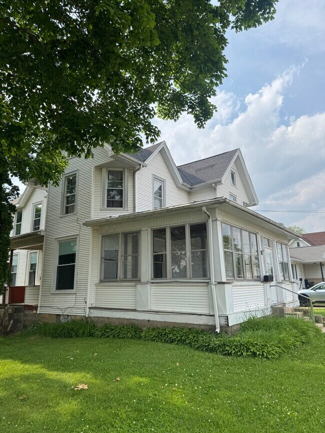733 16th Ave, Unit Lower in Monroe, WI - Building Photo - Building Photo