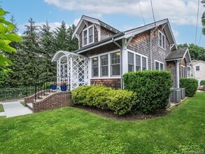 29 Birch St in Locust Valley, NY - Building Photo - Building Photo