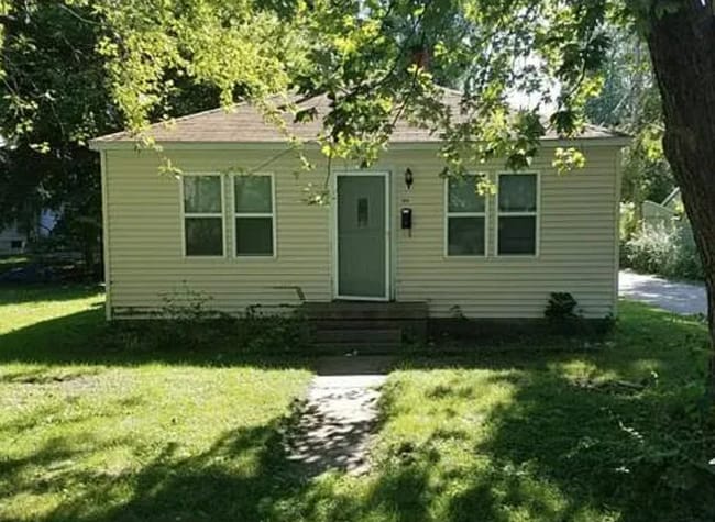 property at 806 N Willis Ave